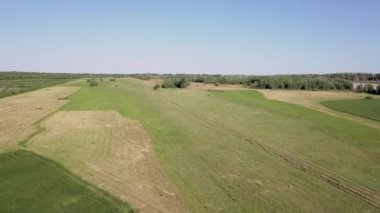 Drone çok hızlı irtifa kazanır, sola döner, alanın güzel bir görünümü, bataklık, orman, nehir açılır. Açık güneşli bulutsuz hava. Bir kuş sürüsü tarafından uçar.