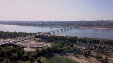 Yukarıdan Panoraması, köyün manzarası, köprünün Kavşağı, hangi araçların geçeceği, nehir, motorlu tekneler ve sürat tekneleri boyunca hareket ettiriyor. Eğer şehir görebilirsiniz mesafe. Sunny.