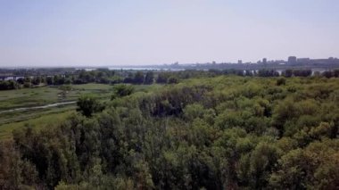 Drone takas ve sonra Treetops üzerinden uçar. Hangi araçların köprü kavşak kırsalının geçeceği köprünün görünümü açılır. Mesafe içinde şehir ve büyük nehir görebilirsiniz. Açık güneşli bir yaz.