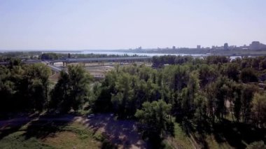 Drone takas ve sonra Treetops üzerinden uçar. Hangi araçların köprü kavşak kırsalının geçeceği köprünün görünümü açılır. Mesafe içinde şehir ve büyük nehir görebilirsiniz. Açık güneşli bir yaz.