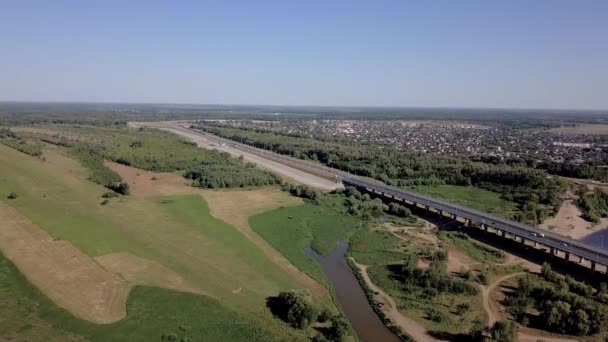 Панорама Зверху Видом Село Приватних Будинків Міст Через Який Проходять — стокове відео