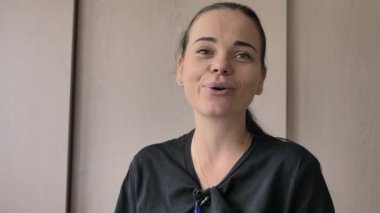 Güzel bir genç beyaz kız neşeli ilginç bir hikaye anlatıyor, aydınlık oda, ofis röportajlar verir. Uzun siyah saçlı, gri-yeşil gözleri, parmağında düğün yüzüğü, elinde mavi kalem var.