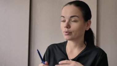 Güzel bir genç beyaz kız neşeli ilginç bir hikaye anlatıyor, aydınlık oda, ofis röportajlar verir. Uzun siyah saçlı, gri-yeşil gözleri, parmağında düğün yüzüğü, elinde mavi kalem var.