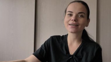 Güzel bir genç beyaz kız neşeli ilginç bir hikaye anlatıyor, aydınlık oda, ofis röportajlar verir. Uzun siyah saçlı, gri-yeşil gözleri, parmağında düğün yüzüğü, elinde mavi kalem var.