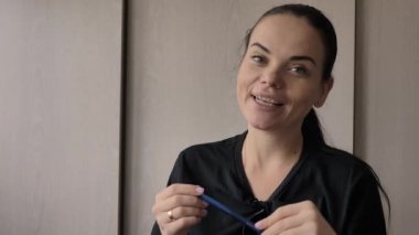 Güzel bir genç beyaz kız neşeli ilginç bir hikaye anlatıyor, aydınlık oda, ofis röportajlar verir. Uzun siyah saçlı, gri-yeşil gözleri, parmağında düğün yüzüğü, elinde mavi kalem var.