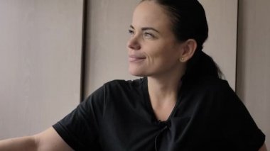 Güzel bir genç beyaz kız neşeli ilginç bir hikaye anlatıyor, aydınlık oda, ofis röportajlar verir. Uzun siyah saçlı, gri-yeşil gözleri, parmağında düğün yüzüğü, elinde mavi kalem var.