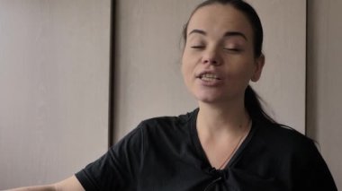 Güzel bir genç beyaz kız neşeli ilginç bir hikaye anlatıyor, aydınlık oda, ofis röportajlar verir. Uzun siyah saçlı, gri-yeşil gözleri, parmağında düğün yüzüğü, elinde mavi kalem var.