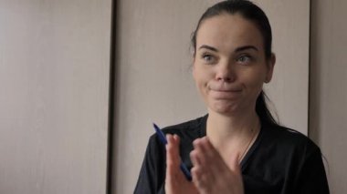 Güzel bir genç beyaz kız neşeli ilginç bir hikaye anlatıyor, aydınlık oda, ofis röportajlar verir. Uzun siyah saçlı, gri-yeşil gözleri, parmağında düğün yüzüğü, elinde mavi kalem var.