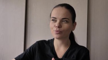 Güzel bir genç beyaz kız neşeli ilginç bir hikaye anlatıyor, aydınlık oda, ofis röportajlar verir. Uzun siyah saçlı, gri-yeşil gözleri, parmağında düğün yüzüğü, elinde mavi kalem var.