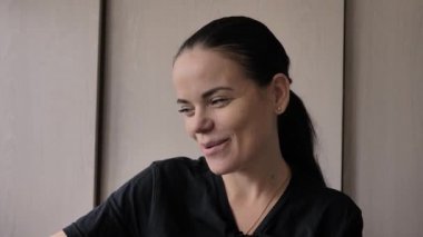 Güzel bir genç beyaz kız neşeli ilginç bir hikaye anlatıyor, aydınlık oda, ofis röportajlar verir. Uzun siyah saçlı, gri-yeşil gözleri, parmağında düğün yüzüğü, elinde mavi kalem var.