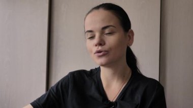 Güzel bir genç beyaz kız neşeli ilginç bir hikaye anlatıyor, aydınlık oda, ofis röportajlar verir. Uzun siyah saçlı, gri-yeşil gözleri, parmağında düğün yüzüğü, elinde mavi kalem var.