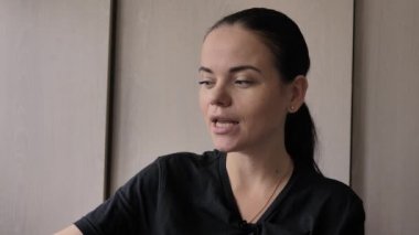 Güzel bir genç beyaz kız neşeli ilginç bir hikaye anlatıyor, aydınlık oda, ofis röportajlar verir. Uzun siyah saçlı, gri-yeşil gözleri, parmağında düğün yüzüğü, elinde mavi kalem var.