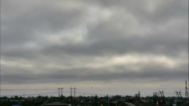 位于河后工业区的全景 浓雾逐渐消退在水面上 雷云的天空 前景是一个村庄 — 图库视频影像