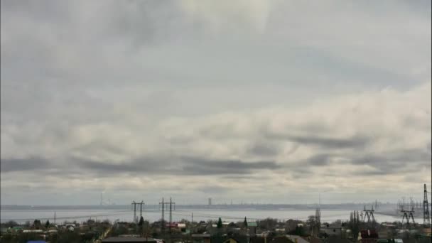 位于河后工业区的全景 浓雾逐渐消退在水面上 雷云的天空 前景是一个村庄 — 图库视频影像