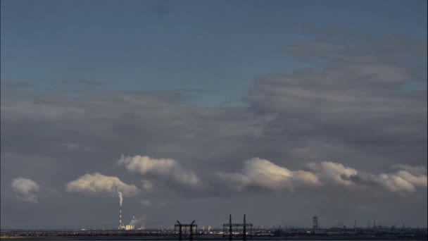 Панорама Индустриальной Зоны Которая Находится Рекой Небо Грозовых Облаках Закат — стоковое видео