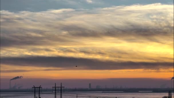 Panorama Temporel Zone Industrielle Aube Située Autre Côté Rivière Ciel — Video