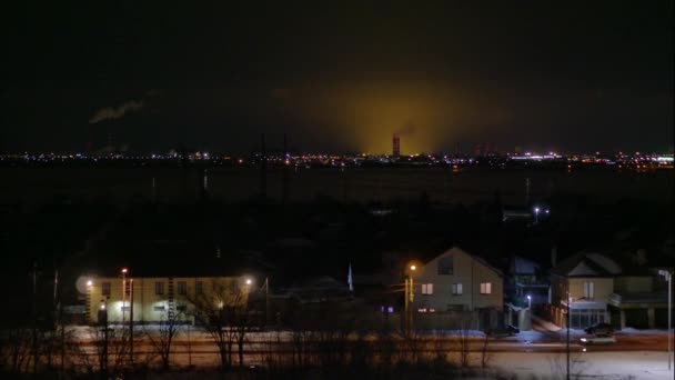 工业区的夜延时全景 在前景的道路与汽车和私营部门 从管道有烟 这是冬天外面 — 图库视频影像