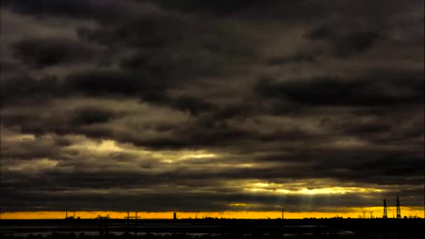 Panorama Sombrio Zona Industrial Fundo Uma Aurora Amarela Brilhante Nuvens — Vídeo de Stock