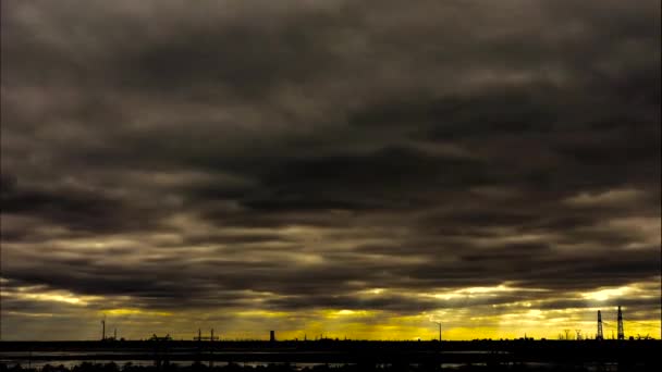 Sombrío Panorama Zona Industrial Sobre Fondo Amanecer Amarillo Brillante Nubes — Vídeo de stock