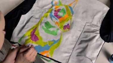 esmer bir kot ceket bir boğa terrier bir illüstrasyon boyar. Yukarıdan görüntüle