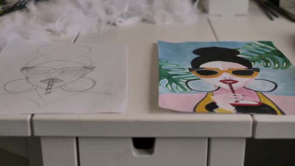 Sur Table Sont Deux Feuilles Papier Avec Croquis Dessin Une — Video