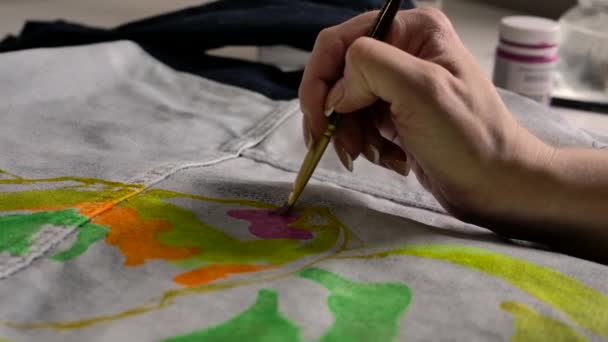 Frauenhand Trägt Mit Pinsel Rosa Farbe Auf Stoff Mit Muster — Stockvideo