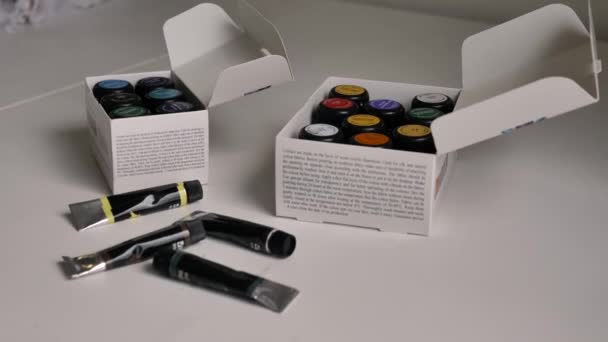 Deux Paquets Avec Des Pots Multicolores Teinture Tissu Des Tubes — Video