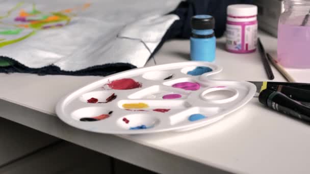 Female Hand Dunks Brush Blue Paint Palette — Stock Video