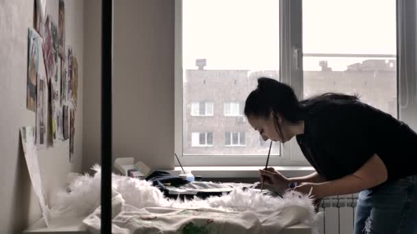 Siyah Bir Shirt Kot Bir Esmer Ceket Pencereye Yakın Bir — Stok video