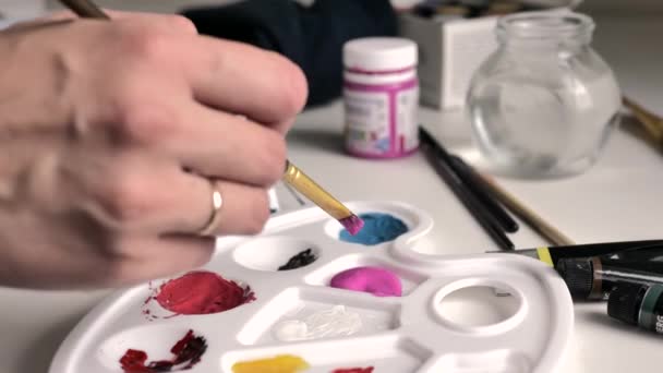 Vrouwelijke Hand Dunkt Het Penseel Roze Verf Het Palet Mengt — Stockvideo
