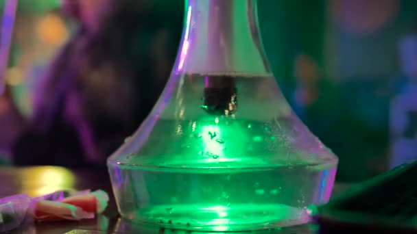 Скляний Кальян Освітлений Зеленим Кольором Стоїть Темній Кімнаті Починає Зварювати — стокове відео