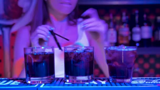 Barman Meisje Zet Stro Glazen Ijs Drankje Dansen Achtergrond Een — Stockvideo