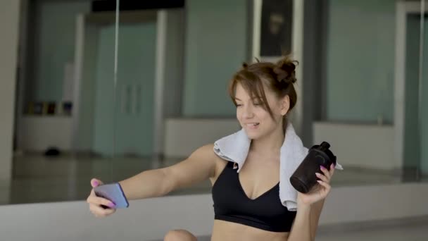 Caucasiana Menina Desportiva Sportswear Fotografar Telefone Enquanto Sentado Chão Ginásio — Vídeo de Stock