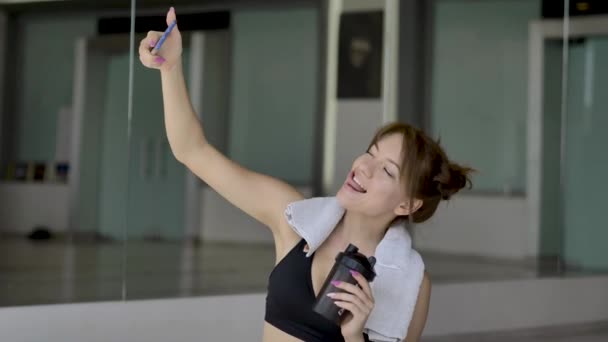 Caucasian Sporty Girl Sportswear Photographing Herself Phone While Sitting Floor — Stock Video