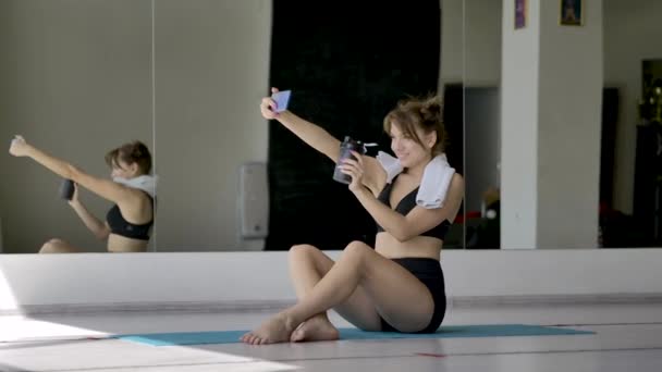 Caucasian Sporty Girl Sportswear Photographing Herself Phone While Sitting Floor — Stock Video