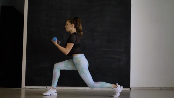 Caucásico Deportes Morena Posando Jugando Delante Cámara Con Pesas Azules — Vídeos de Stock