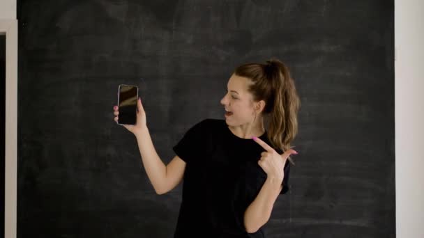 Kaukasische Brunette Sportkleding Houdt Een Smartphone Haar Hand Met Haar — Stockvideo