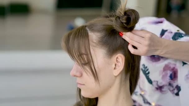 Coiffeur Fait Coiffure Une Jeune Belle Brune Caucasienne Plan Moyen — Video