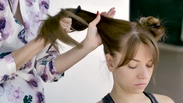 Cabeleireiro Faz Penteado Uma Jovem Bela Morena Caucasiana Plano Médio — Vídeo de Stock