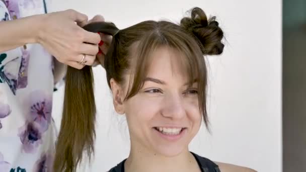 Coiffeur Fait Coiffure Une Jeune Belle Brune Caucasienne Plan Moyen — Video