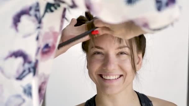 Saç Stilisti Genç Bir Güzel Kafkas Esmer Saç Modeli Yapar — Stok video