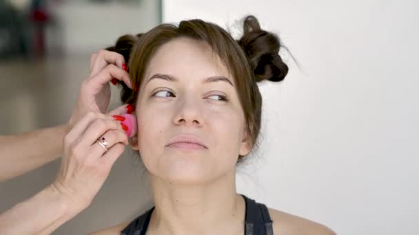 Makeup Artist Gör Makeup Vacker Ung Kaukasiska Brunett Lose Naturligt — Stockvideo