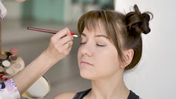 Makeup Artist Trucco Una Bella Giovane Bruna Caucasica Lose Luce — Video Stock