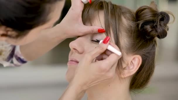 Maquilleuse Fait Maquillage Une Belle Jeune Brune Caucasienne Perdre Lumière — Video