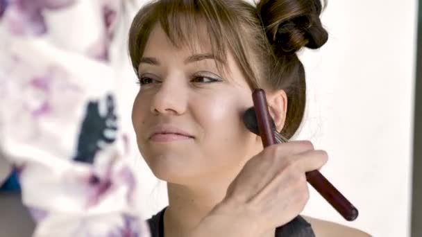 Maquillaje Artista Hace Maquillaje Una Hermosa Joven Morena Caucásica Primer — Vídeos de Stock