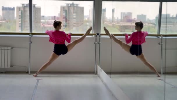 Καυκάσιος Όμορφη Μελαχρινή Ροζ Αθλητικά Ρούχα Κάνει Ασκήσεις Τέντωμα Ένα — Αρχείο Βίντεο