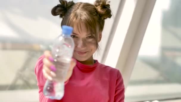 Een Mooie Kaukasische Brunette Roze Sportswear Het Drinken Van Water — Stockvideo