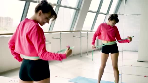 Schöne Kaukasische Brünette Rosa Sportbekleidung Misst Das Taillenvolumen Vor Einem — Stockvideo