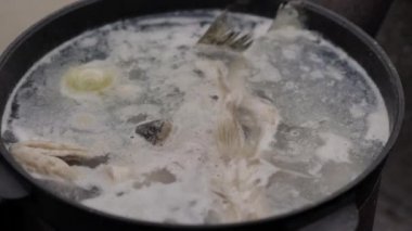 Pişirme balık çorbası açık havada, su köpük ve bol buhar yüzeyinde, yakın çekim, yaz