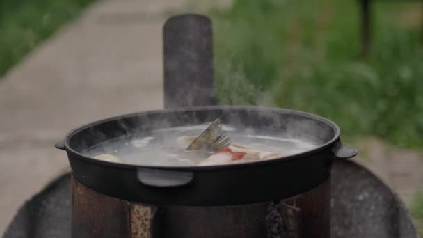 Koken Van Vissoep Buitenshuis Het Oppervlak Van Het Water Schuim — Stockvideo